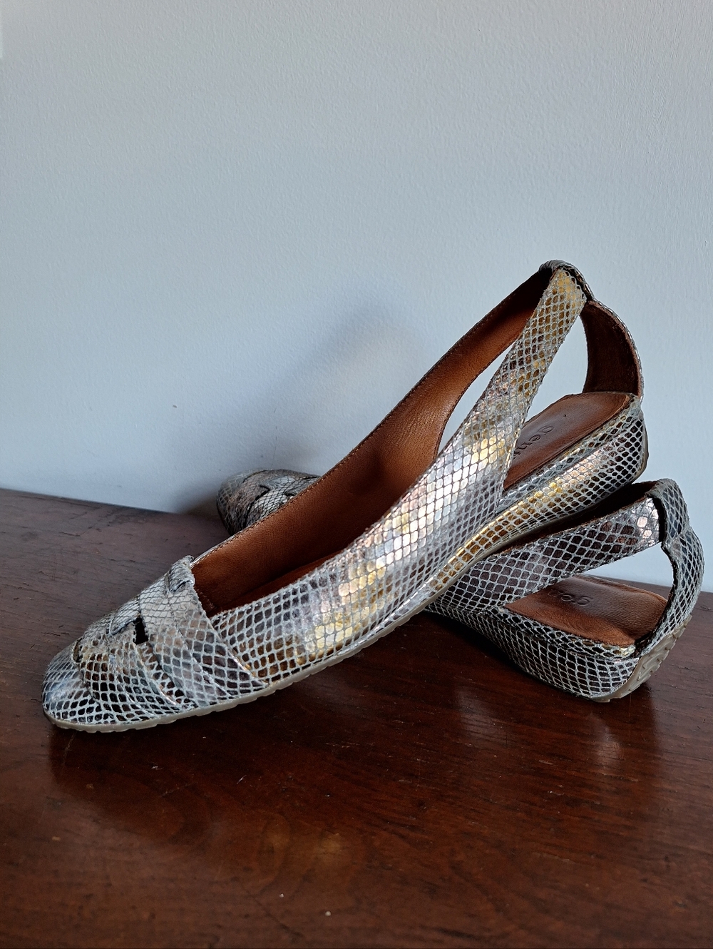 GENTLE SOULS SANDALS by Kenneth Cole Its so Fun Silver Gold Metallic 9.5M - Picture 7 of 10